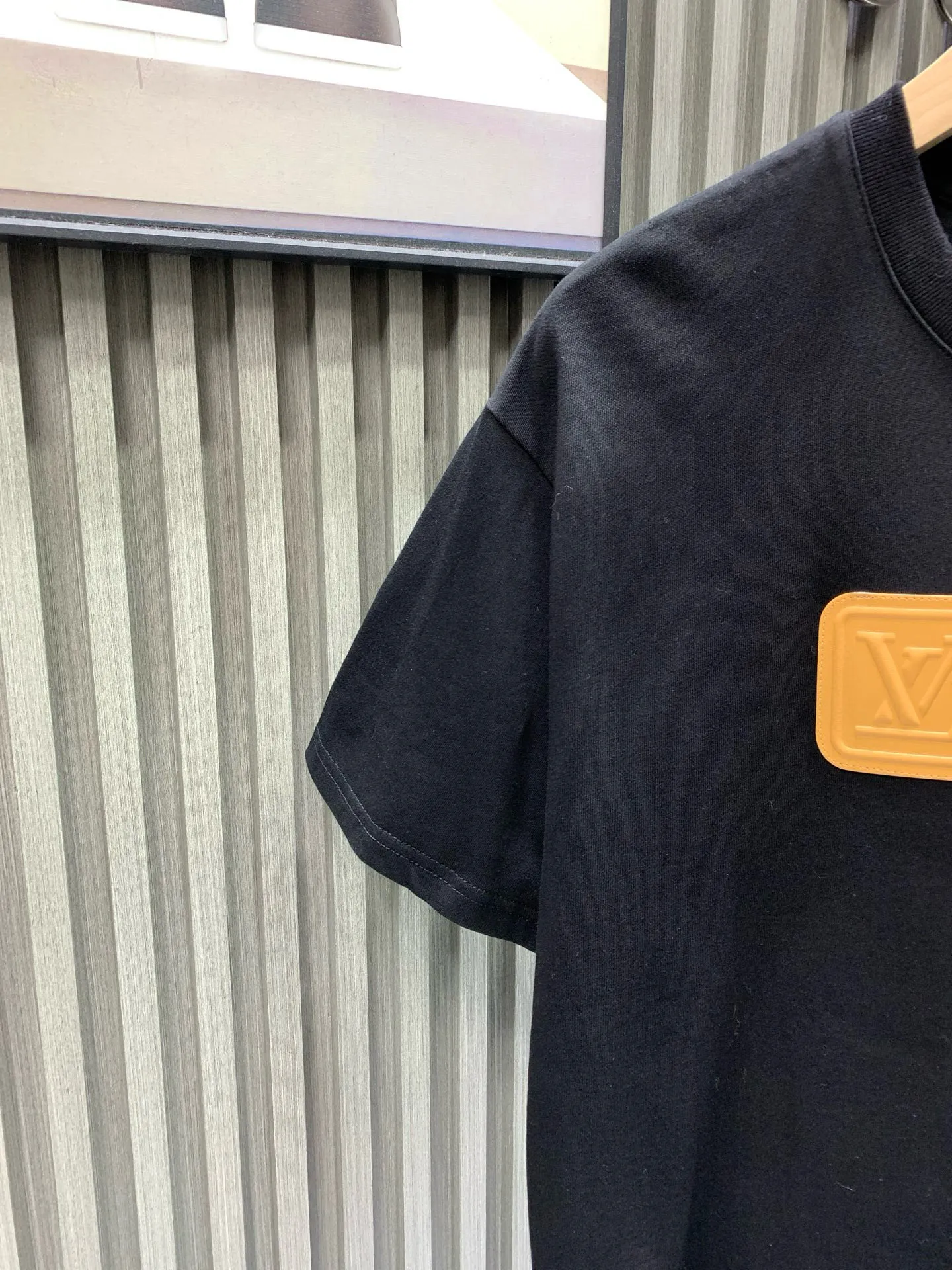 🅿️230 🀄️ Louis Vuitton LOUIS VUITTON pure cotton short sleeves with silicone front and rear leather labels. Made of 100% pure cotton. 280g double-ply combed cotton fabric. This fabric is a must-have fabric for summer short sleeves. Cotton can make the upper body more three-dimensional and breathable. Polyester material allows the clothes to be worn for a long time and still maintain elasticity. The leather label is made of silicone synthetic leather label with the brand's iconic LOGO on the surface. The 3D three-dimensional embossing effect presents a high-end style. The back collar is marked with LV's iconic LOGO. This short-sleeved crew neck shirt is made of soft cotton. The VVN leather patch on the front is embossed with the LV Vers logo, telling the long heritage of the brand's leather goods series. The small LV leather patch on the rear completes the details.